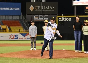 Leonardo Aguilera lanza la primera bola en partido inaugural de béisbol en el Estadio Cibao