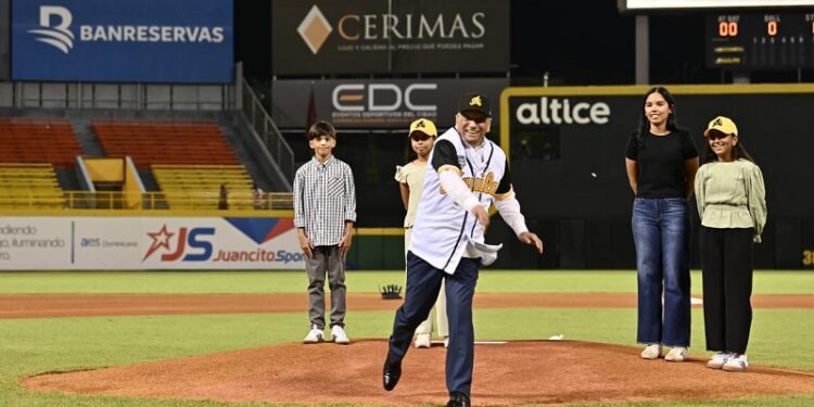 Leonardo Aguilera lanza la primera bola en partido inaugural de béisbol en el Estadio Cibao
