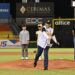 Leonardo Aguilera lanza la primera bola en partido inaugural de béisbol en el Estadio Cibao