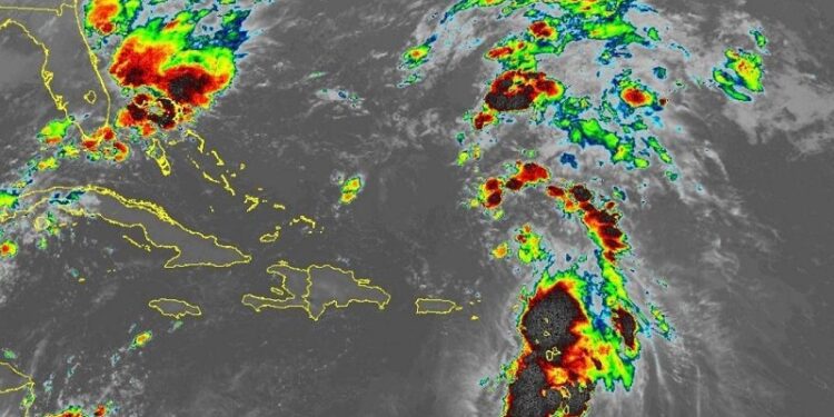 Aguaceros locales y tormentas eléctricas hacia el interior en la tarde