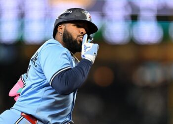 Vladi rompe marca de HR de José Bautista para Toronto en playoffs