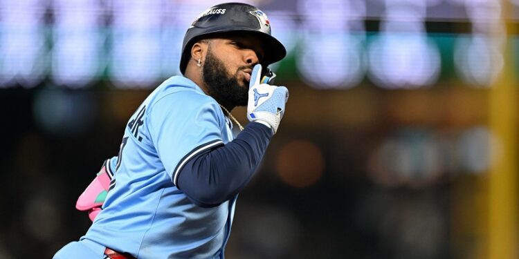 Vladi rompe marca de HR de José Bautista para Toronto en playoffs