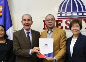 MESCyT entrega 50 becas a estudiantes del Instituto Global de Altos Estudios en Ciencias Sociales