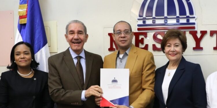 MESCyT entrega 50 becas a estudiantes del Instituto Global de Altos Estudios en Ciencias Sociales