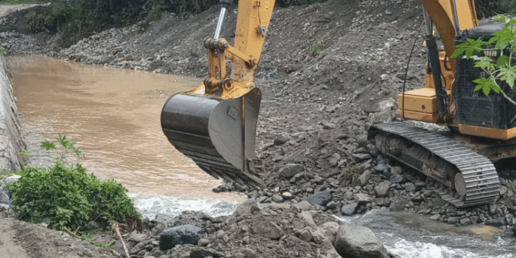 La Caasd intensifica limpieza de cañadas ante el paso de la tormenta Melissa