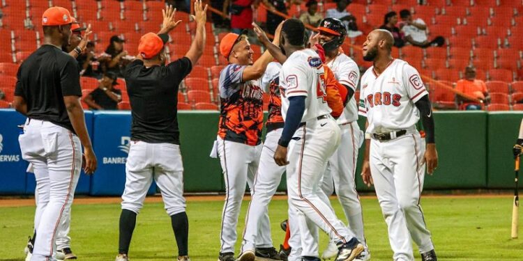 Toros se imponen a Leones con jonrones de Noel y Jiménez