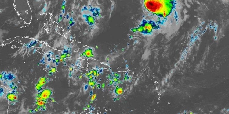 Aguaceros dispersos desde tempranas horas, tronadas aisladas