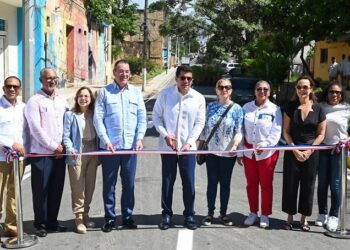 Collado entrega 11 calles reconstruidas en Ciudad Colonial