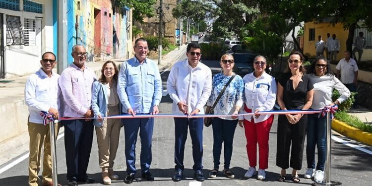 Collado entrega 11 calles reconstruidas en Ciudad Colonial