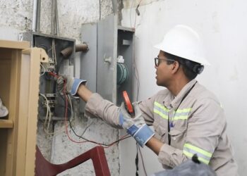 Edeeste y Pgase golpean las conexiones ilegales en comercios de Boca Chica