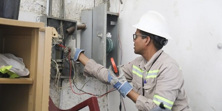 Edeeste y Pgase golpean las conexiones ilegales en comercios de Boca Chica