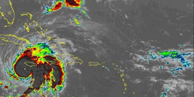 Huracán Melissa sigue generando amplia nubosidad afectando al país con lluvias