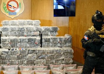 Interceptan en las costas de Baní una lancha con 650 paquetes de presunta cocaína