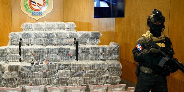 Interceptan en las costas de Baní una lancha con 650 paquetes de presunta cocaína