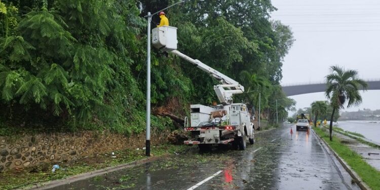 Edeeste brinda atención rápida a reportes de avería por efectos de tormenta Melissa