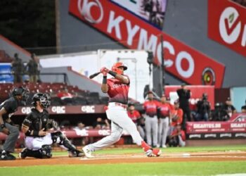 El Escogido ruge otra vez tras la tormenta Melissa al vencer a Gigantes 10-2