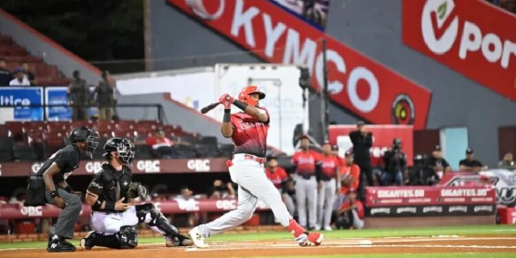 El Escogido ruge otra vez tras la tormenta Melissa al vencer a Gigantes 10-2