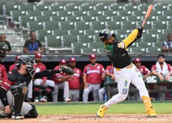 Estrellas Orientales mantienen su paso perfecto con un festival de batazos para un triunfo 9-4 ante los Gigantes