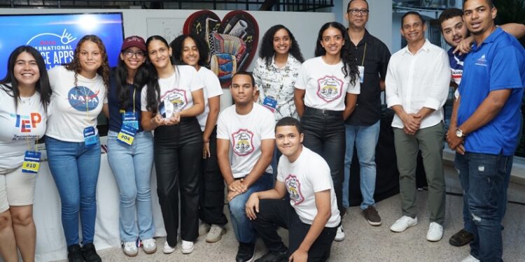 Estudiantes ganan todas las categorías del NASA Space Apps Challenge 2025