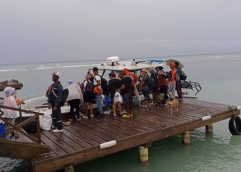Ministerio de Defensa, a través de la Armada, evacua a 98 personas de la isla Saona