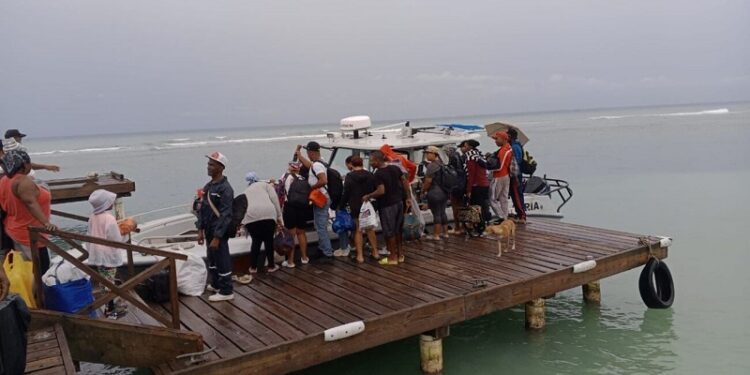 Ministerio de Defensa, a través de la Armada, evacua a 98 personas de la isla Saona