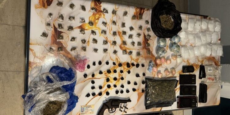 Arrestan a “El Maestro”, “Goro” y “Soldo”; les ocupan arma ilegal y sustancias controladas