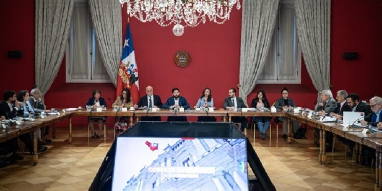 Chile al límite: el costo humano y estructural de recortar seis mil millones de dólares