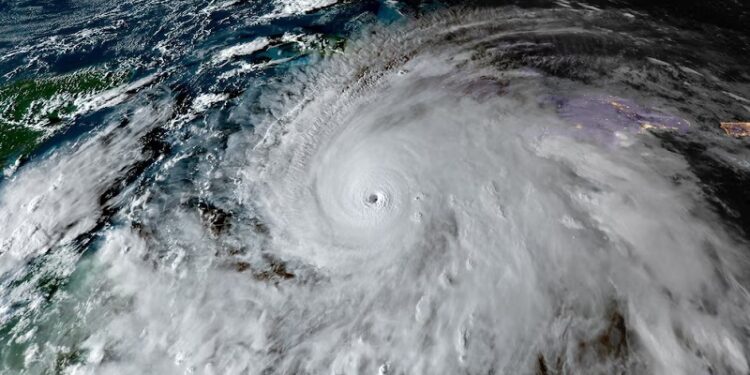 Huracán Melissa, comienza a acelerar hacia el noreste sobre Las Bahamas con vientos dañinos