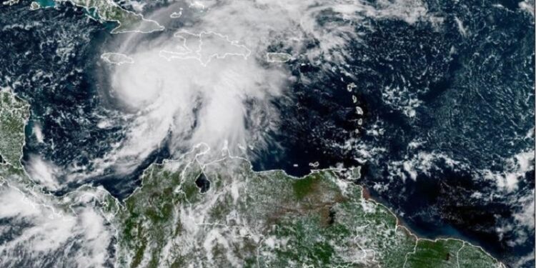 Alerta de inundaciones que amenazan la vida en Jamaica y sur de La Española, por Melissa, huracán categoría 4