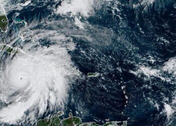 Huracán Melissa se acerca a la costa sur de Jamaica, Centro de Huracanes exhorta a mantenerse en refugios