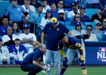 Chourio pareció resentirse de la lesión en la corva y dejó el Juego 3