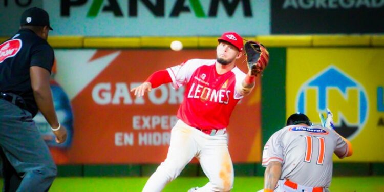 Leones caen 4-3 frente a Toros en el Quisqueya