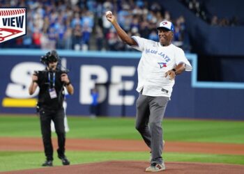 Joe Carter, autor de uno de los HR más icónicos en la historia, lanzó la primera bola