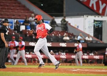 Leones dominaban 1-0 partido suspendido por desperfecto eléctrico