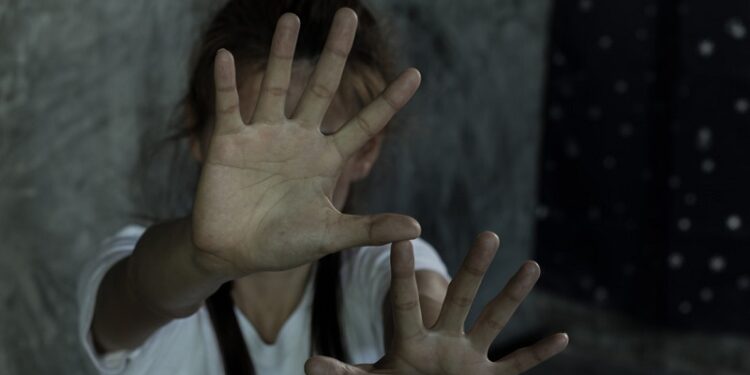 Pastor obligaba a sus hijas a ver como violaba a sus hermanas de 6 y 7 años