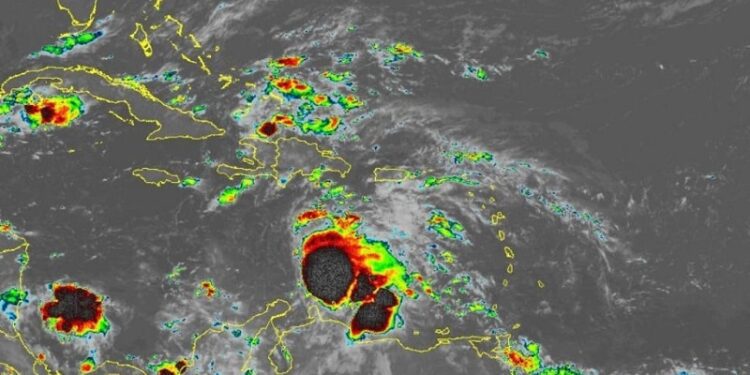 Onda tropical al sur del país produce lluvias y tormentas eléctricas, vigentes las alertas