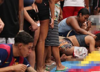 Vecinos cargan decenas de cadáveres del letal operativo en Río de Janeiro