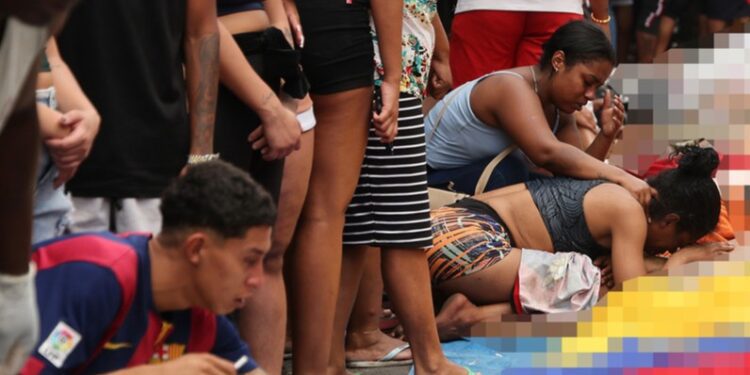 Vecinos cargan decenas de cadáveres del letal operativo en Río de Janeiro