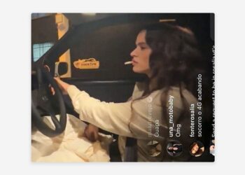 Rosalía es bloqueada por TikTok en pleno directo por fumar y conducir de manera temeraria