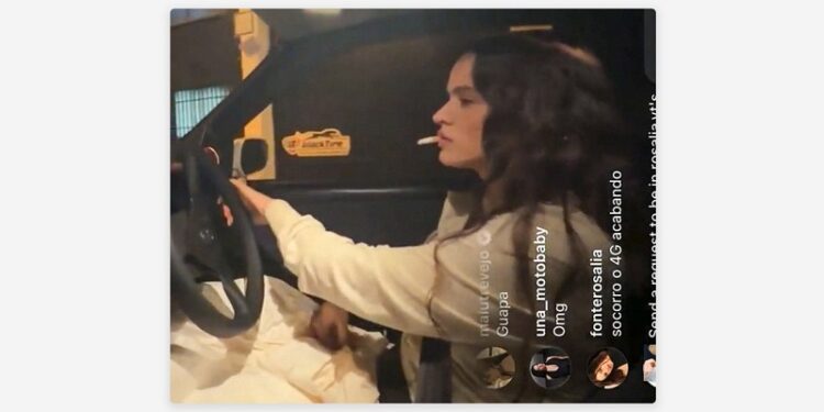 Rosalía es bloqueada por TikTok en pleno directo por fumar y conducir de manera temeraria