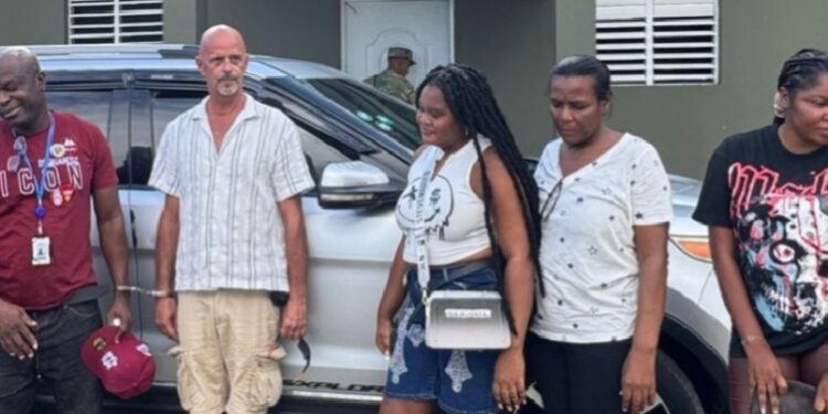 Detienen a un canadiense que transportaba a ocho haitianos indocumentados