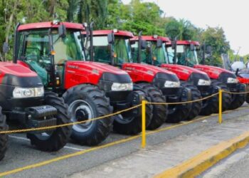 Abinader entrega maquinarias modernas para reducir mano de obra extranjera