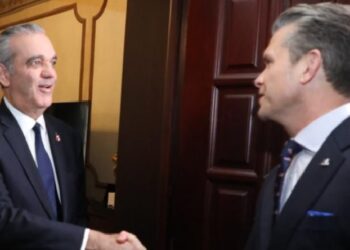 Abinader recibe al secretario de Defensa de EE. UU. en el Palacio Nacional