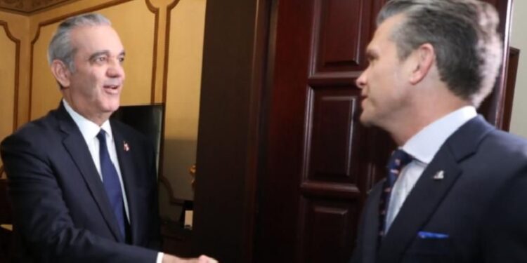 Abinader recibe al secretario de Defensa de EE. UU. en el Palacio Nacional