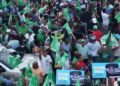 Miles de personas participan en marcha de la Fuerza del Pueblo en contra del Gobierno