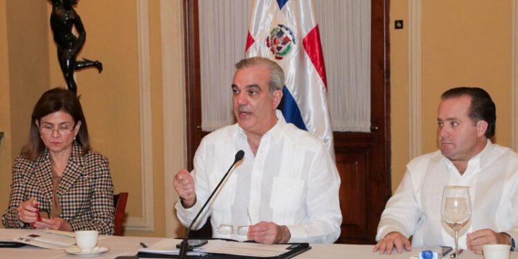 Presidente Abinader dispone aportes estatales por RD$ 12.000 millones para asistir a afectados por tormenta Melissa