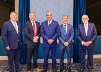 Abinader impulsa a la RD hacia el mapa global de semiconductores en reunión anual de la SIA en California