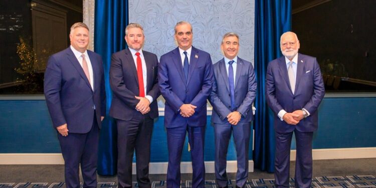 Abinader impulsa a la RD hacia el mapa global de semiconductores en reunión anual de la SIA en California