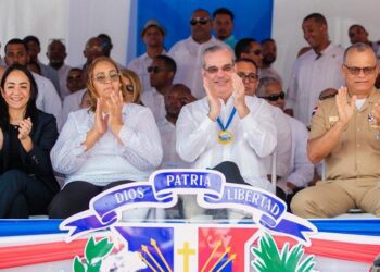 Abinader encabeza desfile estudiantil, cívico-militar y policial por el 181 aniversario de la Constitución