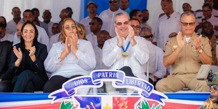 Abinader encabeza desfile estudiantil, cívico-militar y policial por el 181 aniversario de la Constitución